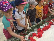 Возложение цветов к памятнику "9 мая"